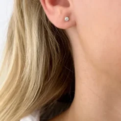 2 x 0,10 ct solitaireørestikker i 14 karat guld med diamant
