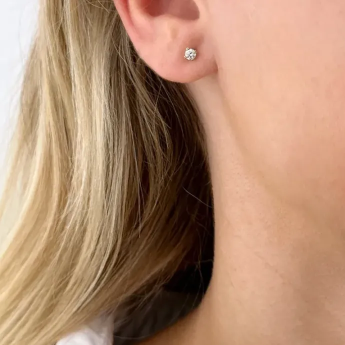 2 x 0,10 ct solitaireørestikker i 14 karat guld med diamant