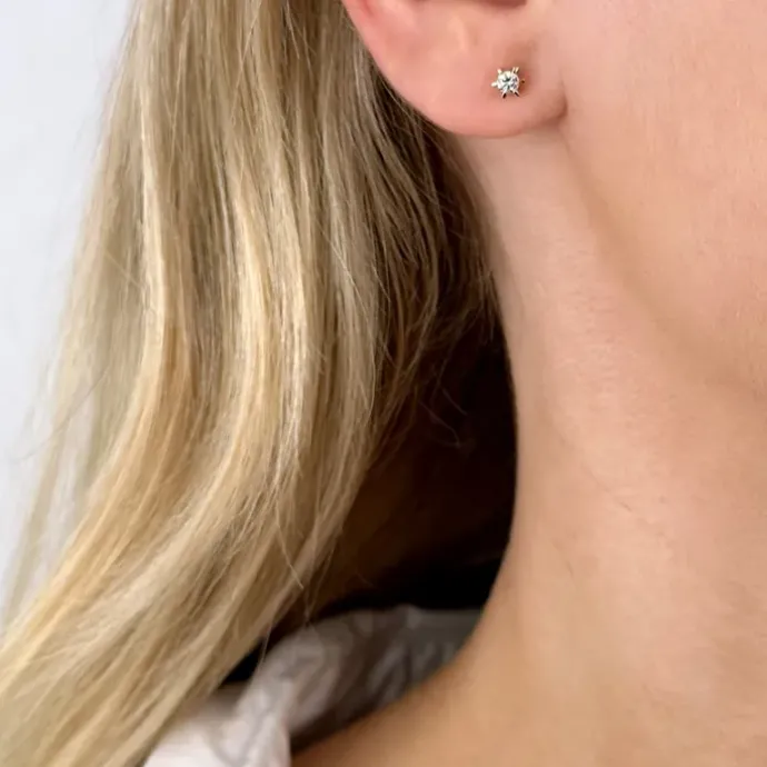 2 x 0,10 ct solitaireørestikker i 14 karat guld med diamant