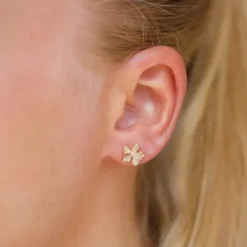 Blomster ørestikker i 9 karat guld