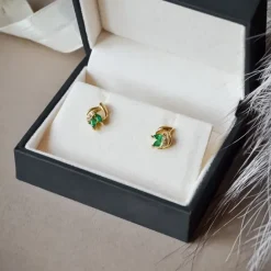 Blomster smaragd diamantøreringe i 14 karat guld med diamant og smaragd