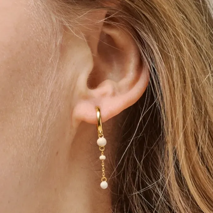 Enamel Lola Bold Daisy creoler i forgyldt sølv hvid emalje