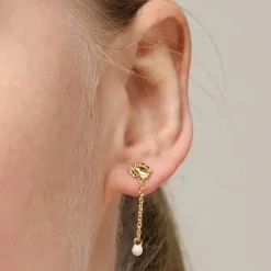 Enamel Sunshine Drop Daisy øreringe i forgyldt sølv hvid emalje