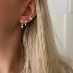 Nava Petal Petite perle øreringe i forgyldt sølv