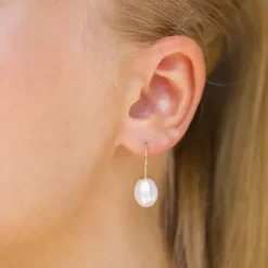 Ovale 9 - 10 mm aaa-graded ferskvandsperle øreringe i 14 karat guld med