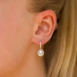 Perleøreringe i 9 karat guld med zirkon