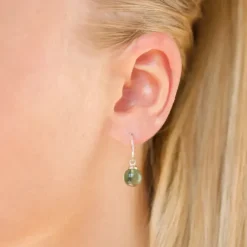 Øreringe i 9 karat guld med grøn krystal