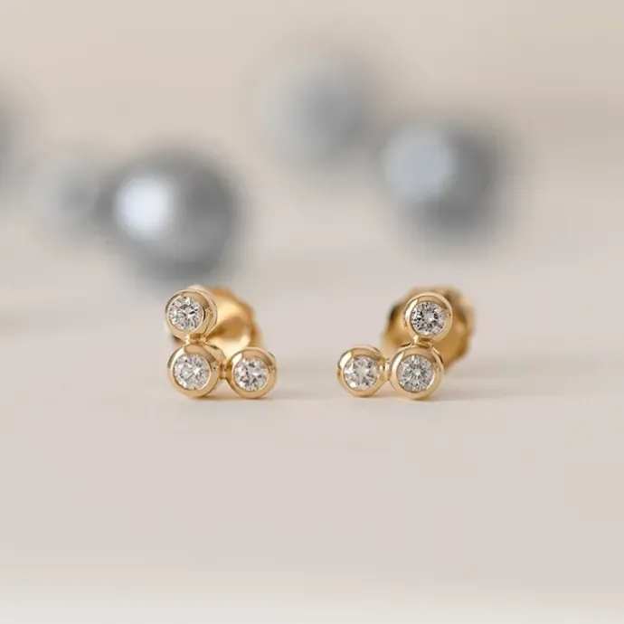 Runde diamant ørestikker i 14 karat guld med diamant