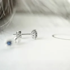 Runde safir brillantøreringe i 14 karat hvidguld med diamant og safir
