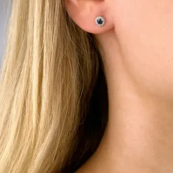 Runde safir diamantøreringe i 14 karat hvidguld med diamant og safir