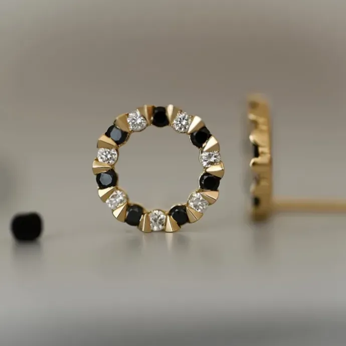 Runde sorte diamant ørestikker i 14 karat guld med diamant og sort diamant