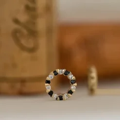Runde sorte diamant ørestikker i 14 karat guld med diamant og sort diamant